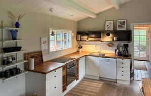 Fridge, oven, stovetop, dishwasher - Cozy home in Væggerløse with WiFi (Væggerløse)