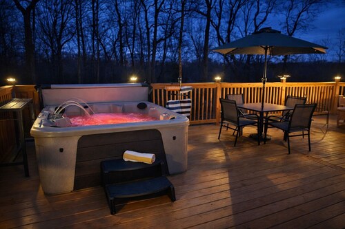 Private Forest Dome with Hot Tub, Fire Pit & King Bed