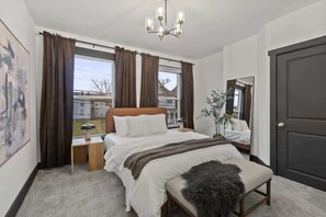 3 bedrooms, iron/ironing board, travel cot, WiFi - Sauna - Near Downtown Columbus -Arcade - Sleeps 9 (Columbus)