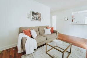 TV - 2 Miles to Downtown, Cozy Green Cottage 2 BR 1 BA (Raleigh)