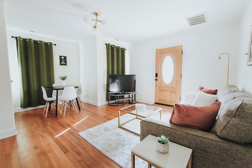 2 Miles to Downtown, Cozy Green Cottage 2 BR 1 BA