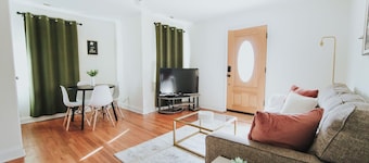 2 Miles to Downtown, Cozy Green Cottage 2 BR 1 BA