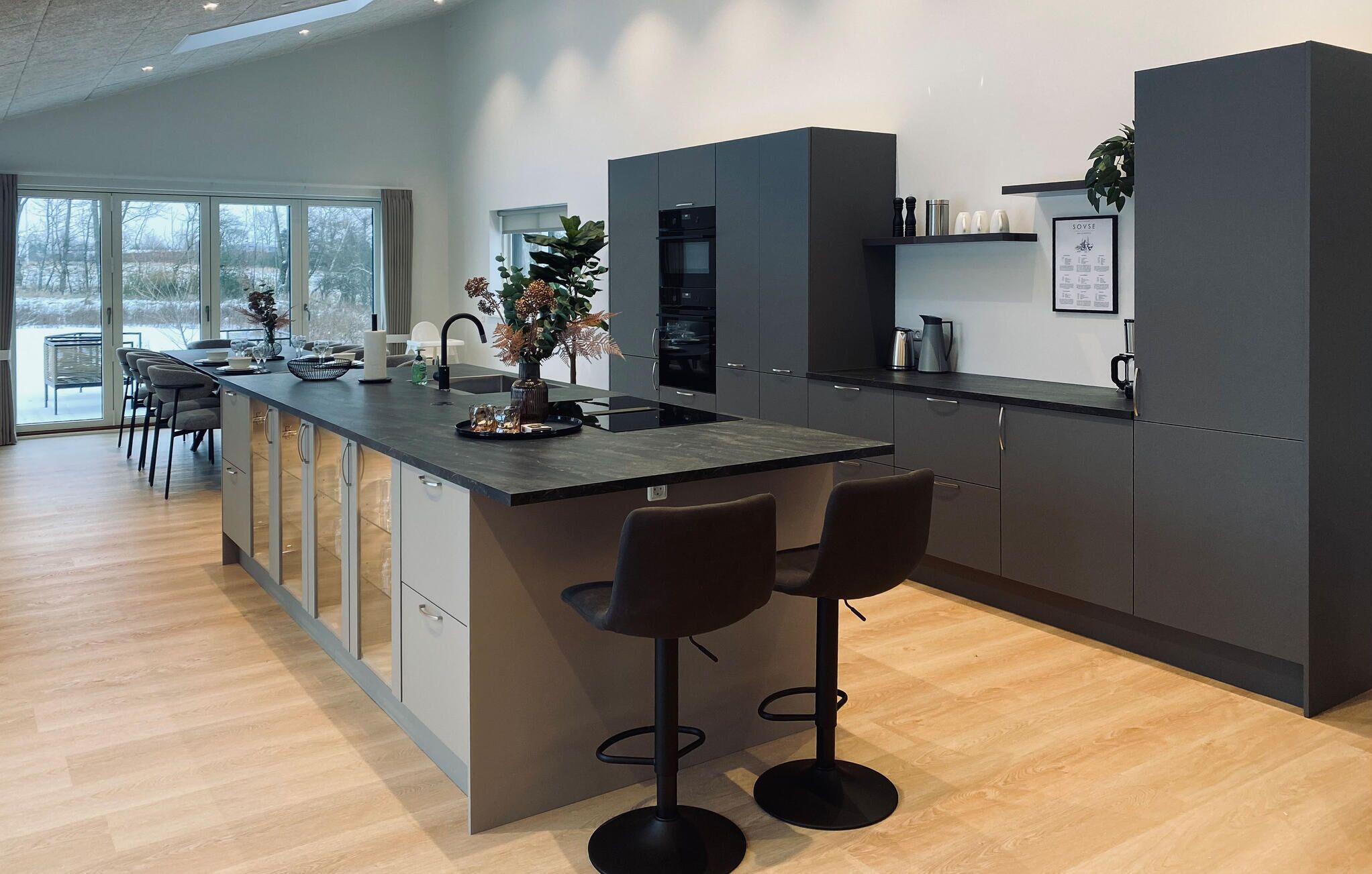 Réfrigérateur, plaque de cuisson, lave-vaisselle, cafetière/bouilloire