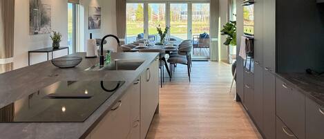 Réfrigérateur, plaque de cuisson, lave-vaisselle, cafetière/bouilloire