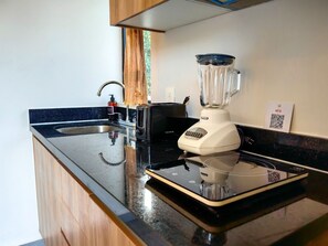 Jääkaappi, mikroaaltouuni, liesi, kahvin-/teenkeitin