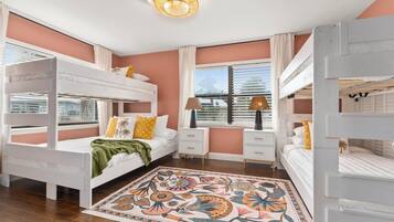 4 quartos, escrivaninha, ferros/tábuas de passar roupa, berço de viagem