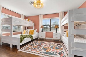 4 quartos, escrivaninha, ferros/tábuas de passar roupa, berço de viagem