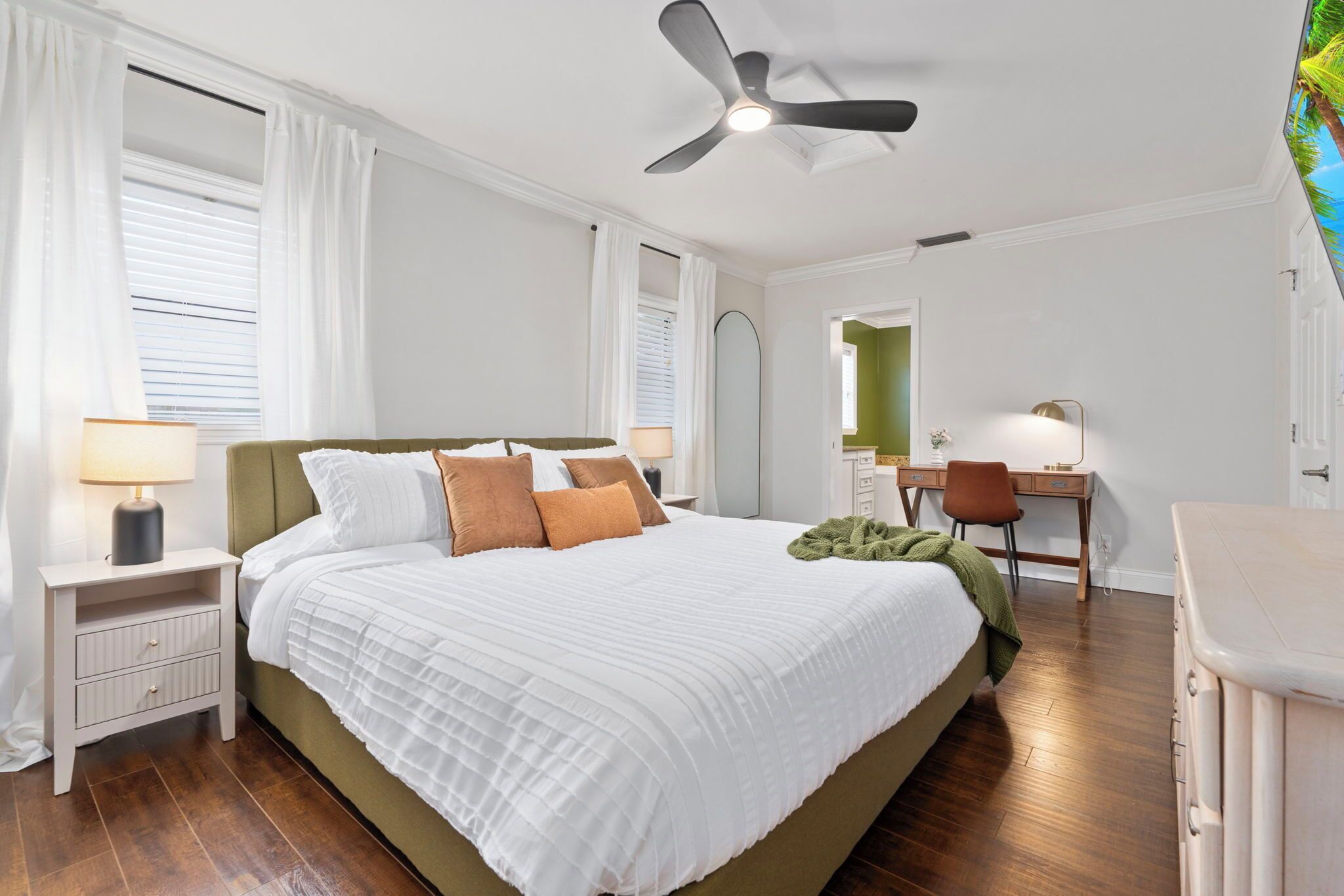 4 slaapkamers, een bureau, een strijkplank/strijkijzer, reisbedje