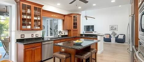 雪櫃、微波爐、焗爐、爐具