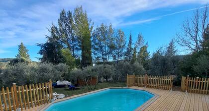 VILLA en Provence Verte avec Piscine au milieu des Oliviers.