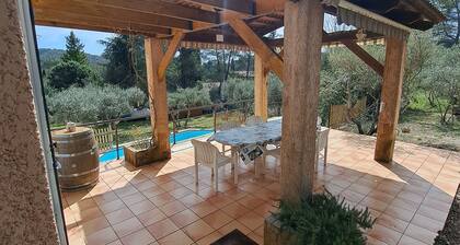 VILLA en Provence Verte avec Piscine au milieu des Oliviers.