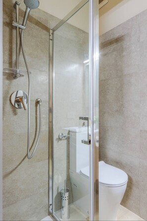 Douche, séchoir à cheveux, bidet, serviettes fournies