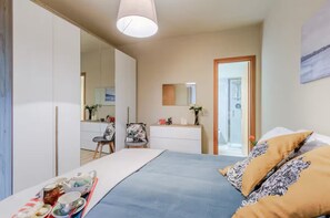 2 bedrooms, desk, iron/ironing board, free WiFi - Entire apartment historical center Lucca: 2 bedrooms 2 bathrooms, wi-fi (Lucca)