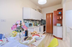 ثلاجة، ميكروويف، فرن، موقد طهي مسطح