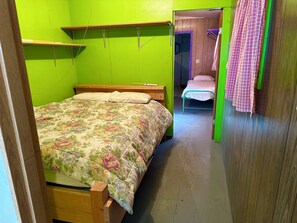 4 dormitoris, planxa i posts de planxar, wifi i roba de llit 