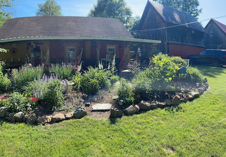 外観. Cozy 1-bedroom bungalow in quaint Darlington with AC