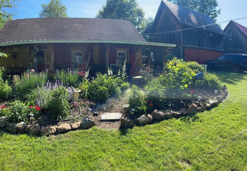 Cozy 1-bedroom bungalow in quaint Darlington with AC