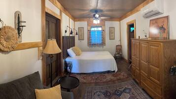 1 slaapkamer, een strijkplank/strijkijzer, wifi, beddengoed