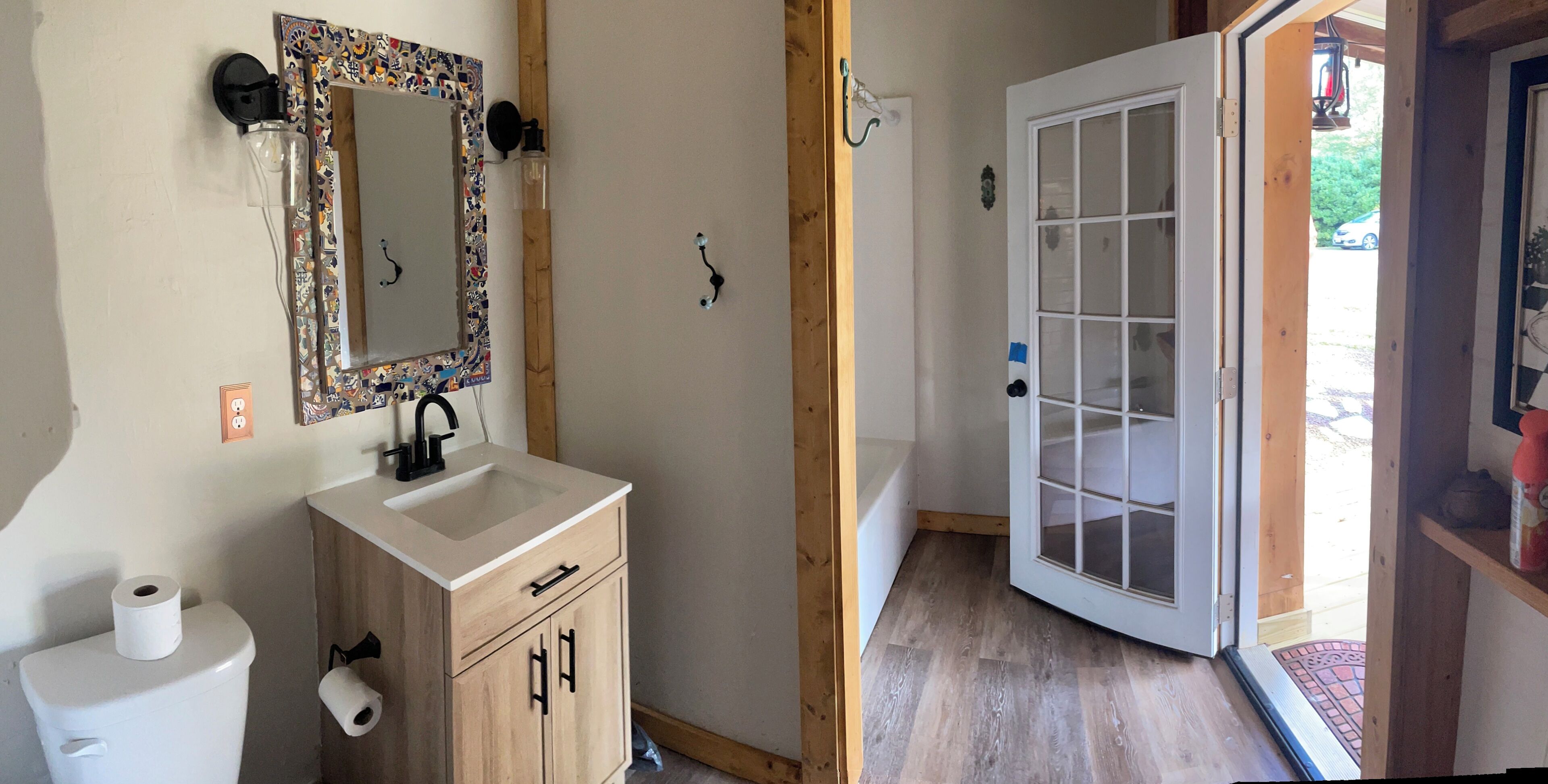 Ein Badezimmer mit Toilette, Waschbecken und Spiegel.