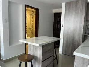 Toallas, jabón, papel de baño 