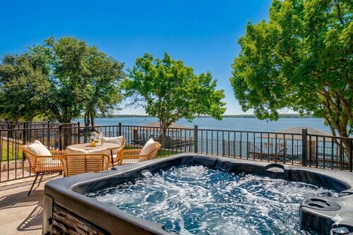 Starlight Lakefront Retreat; Open Water ,Private Dock, Hot Tub, Fire Pit, Kayaks