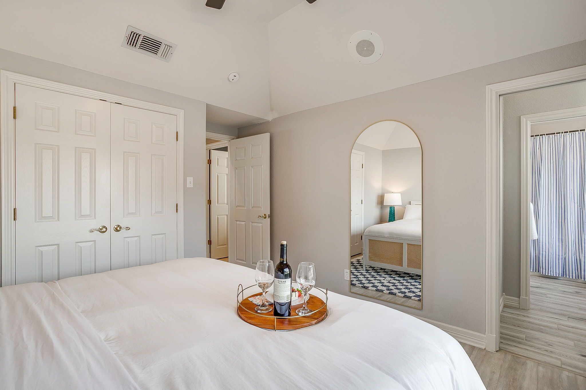 5 bedrooms, desk, iron/ironing board, free WiFi