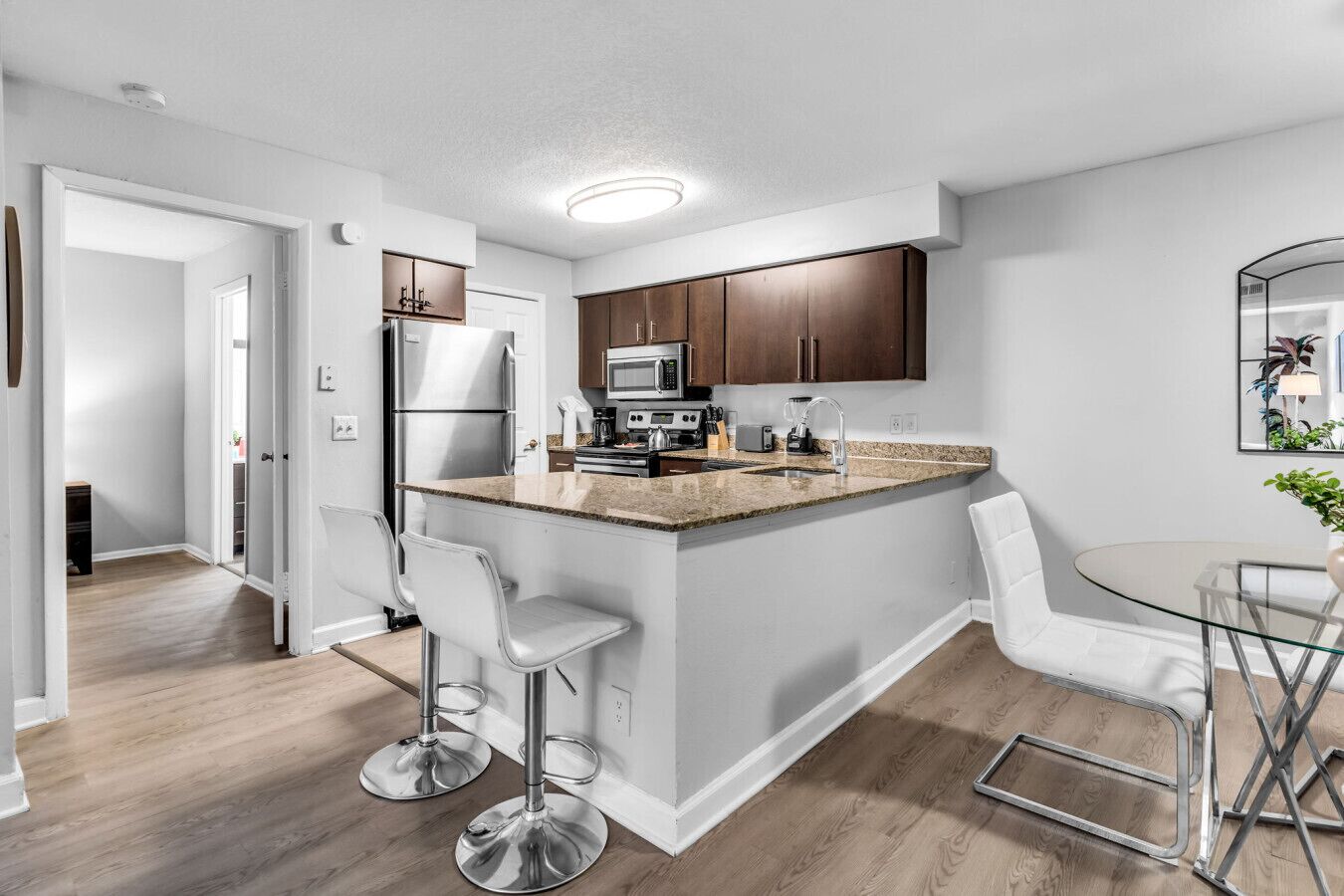 Kühlschrank, Mikrowelle, Ofen, Herdplatte