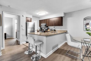 Refrigerador, microondas, horno, placa de cocina