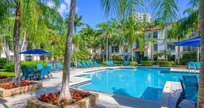 Cozy Retreat: 2-BR Hideaway Moments from the Water