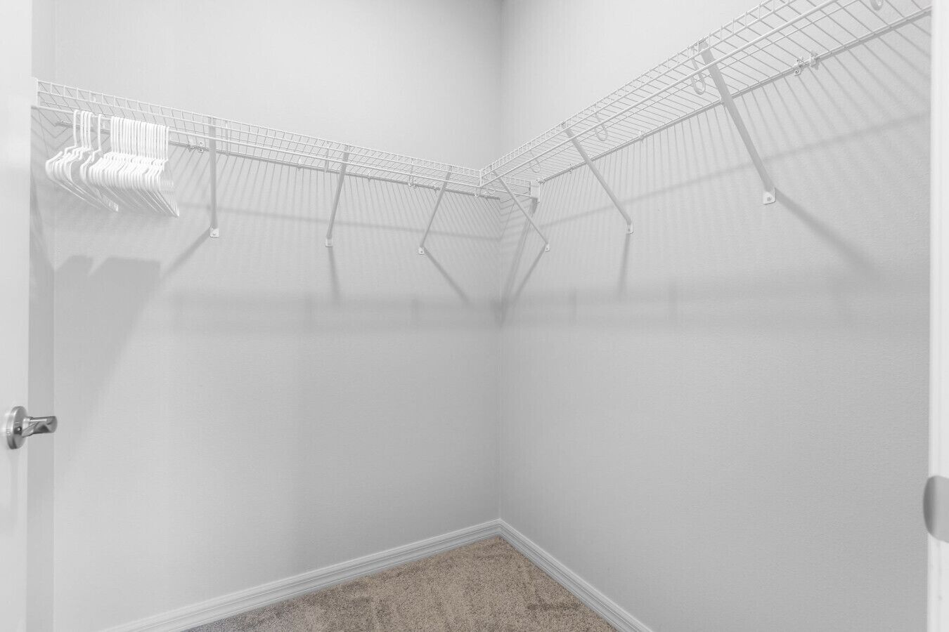 Un armario pequeño y blanco con una estructura metálica de estantes y una puerta.
