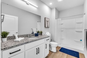 Articles de toilette gratuits, sĂšche-cheveux, serviettes fournies