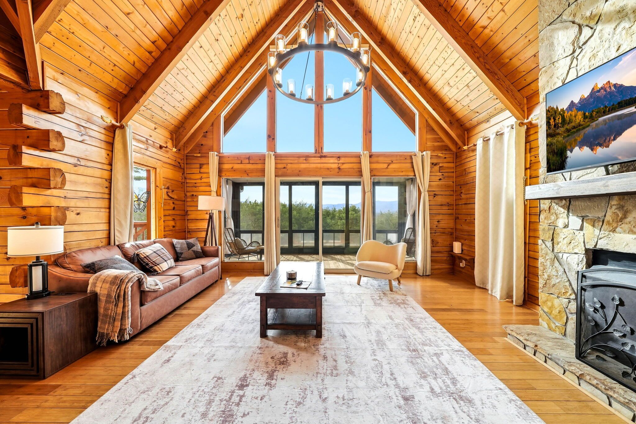 Téléviseur, foyer, table de baby-foot, bureau
