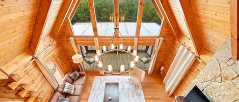 TV, peis, fotballspill og kontorer