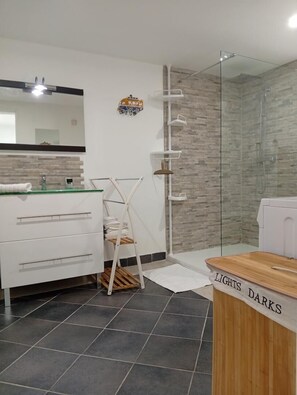 Shower, hair dryer, towels - Grand Studio Ndame-Adiana with SPA (TRANS EN PROVENCE)