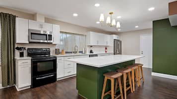 Microondas, horno, parrilla de estufa y lavavajillas