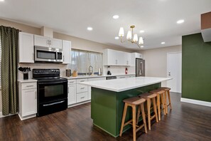 Microondas, horno, parrilla de estufa y lavavajillas 