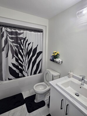 Haartrockner, Handtücher, Seife, Shampoo