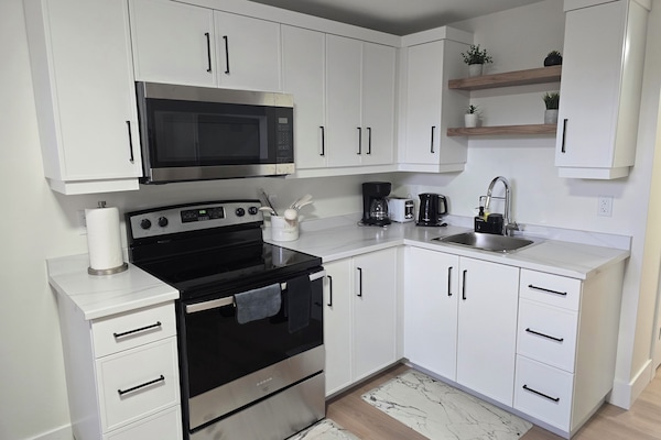 Een koelkast, een magnetron, een oven, een kookplaat