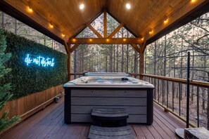 Outdoor spa tub - Sauna, Cold Plunge, HotTub, Pizza Oven, Sleeps 8 (Broken Bow)