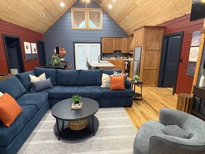 TV, fireplace - New! Cozy Cabin, Hot Tub, OONI Pizza Oven, Shakes (Broken Bow)