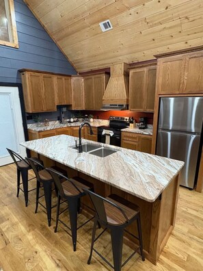 Fridge, microwave, oven, stovetop - New! Cozy Cabin, Hot Tub, OONI Pizza Oven, Shakes (Broken Bow)