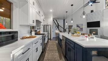 Kylskåp, mikrovågsugn, ugn och spishäll