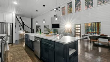 Kylskåp, mikrovågsugn, ugn och spishäll