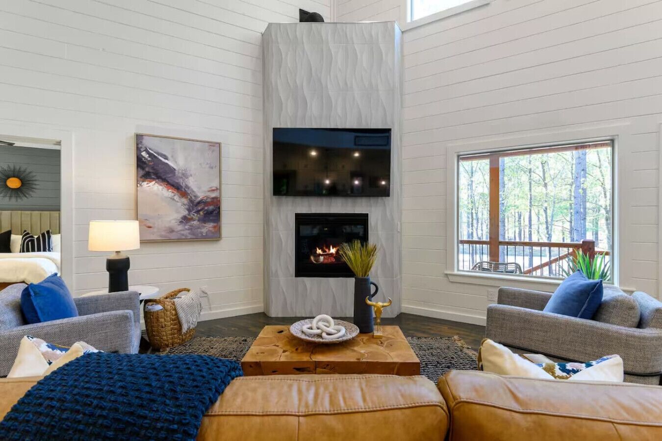 Una televisión, una chimenea