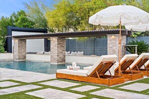 Outdoor pool - Luxury Resort Oasis : Pool, Pickleball, Sauna, Spa, Sleeps 14 Comfortably (Phoenix)