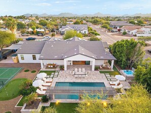 Exterior - Luxury Resort Oasis : Pool, Pickleball, Sauna, Spa, Sleeps 14 Comfortably (Phoenix)