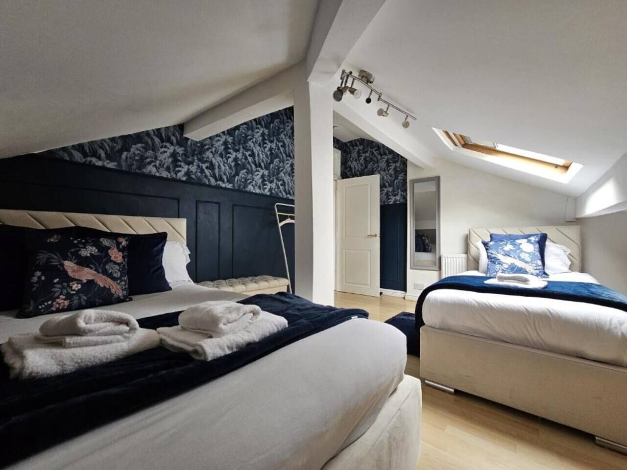 Een bureau, een strijkplank/strijkijzer, reisbedje, wifi