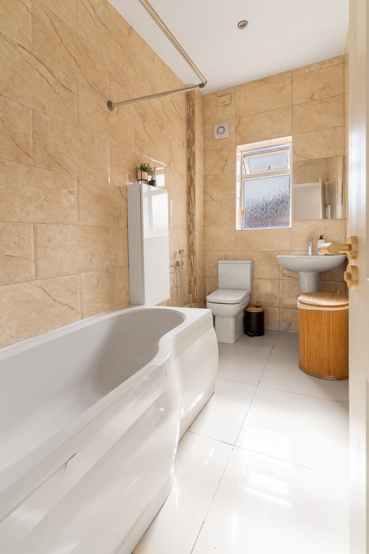 Séchoir à cheveux, serviettes fournies