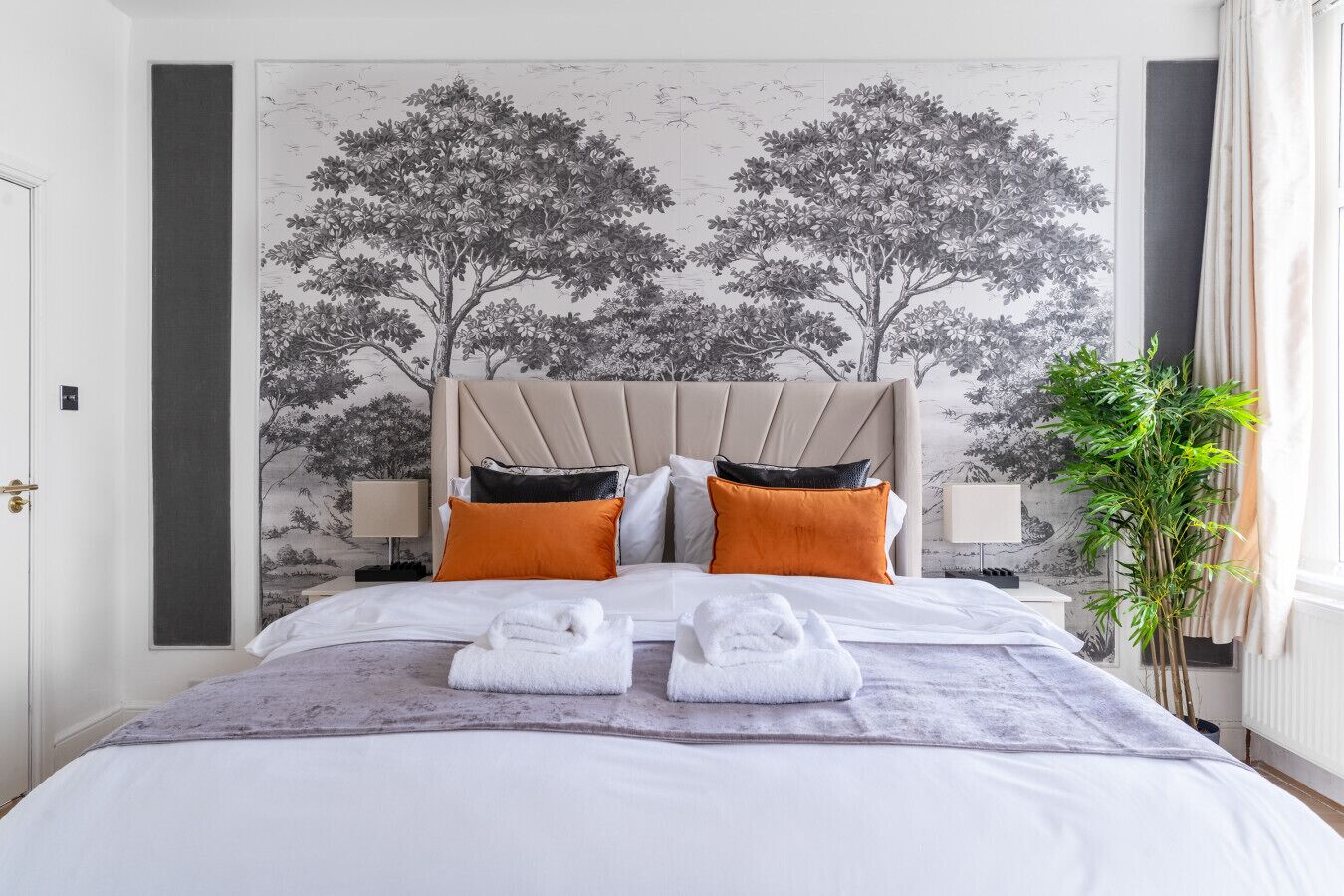 5 makuuhuonetta, työpöytä, silitysrauta/-lauta, vauvan matkasänky