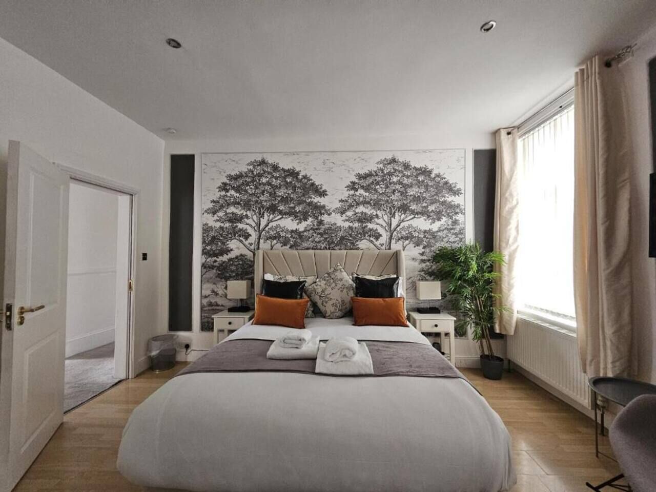 Een bureau, een strijkplank/strijkijzer, reisbedje, wifi